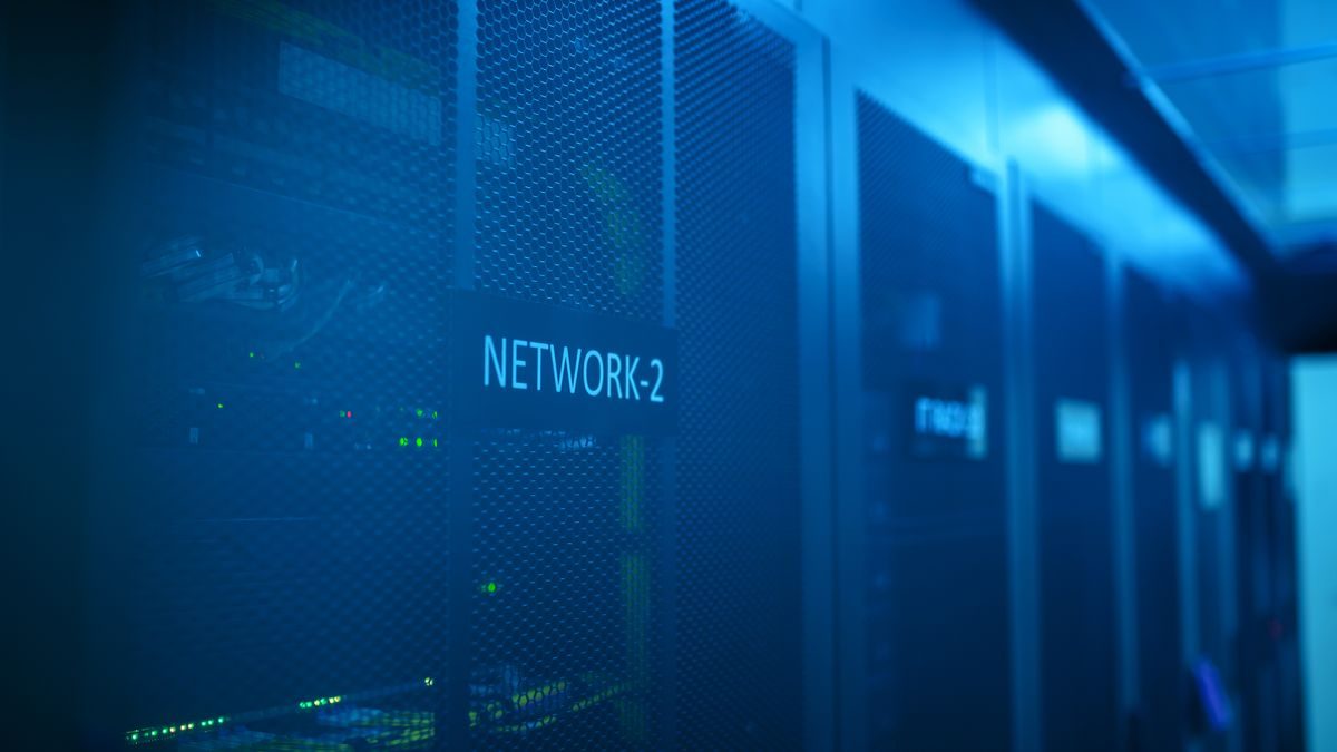Rack de red en la nube con iluminación azul
